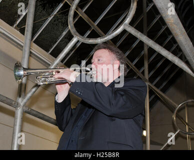 Londra, Regno Unito. 24 Settembre, 2016. John Sampson musicista accompagnato Carol Ann Duffy, poeta laureato presso i Giardini di Kew scrivere sul Festival XXIV Aprile 2016 Credit: Prixpics/Alamy Live News Foto Stock