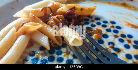 L'Ucraina. Il 22 settembre, 2016. Avanzi di pasta con sugo di carne su un piatto. © Igor Golovniov/ZUMA filo/Alamy Live News Foto Stock