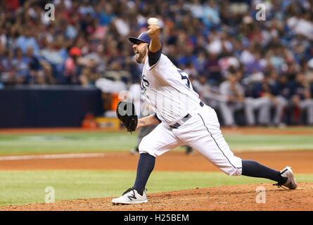 San Pietroburgo, Florida, Stati Uniti d'America. 24Sep, 2016. Sarà VRAGOVIC | Orari.Tampa Bay Rays relief pitcher Dana Eveland (56) gettando nel settimo inning di gioco tra Boston Red Sox e Tampa Bay Rays in campo Tropicana il Sabato, Settembre 24, 2016. © sarà Vragovic/Tampa Bay volte/ZUMA filo/Alamy Live News Foto Stock