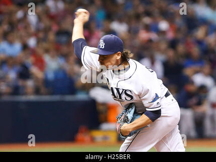 San Pietroburgo, Florida, Stati Uniti d'America. 24Sep, 2016. Sarà VRAGOVIC | Orari.Tampa Bay Rays relief pitcher Danny Farquhar (43) gettando il settimo inning di gioco tra Boston Red Sox e Tampa Bay Rays in campo Tropicana il Sabato, Settembre 24, 2016. © sarà Vragovic/Tampa Bay volte/ZUMA filo/Alamy Live News Foto Stock