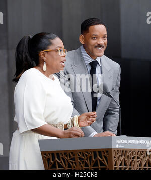 Washington DC, Stati Uniti d'America. 24 Settembre, 2016. Oprah Winfrey e Will Smith parlare in occasione della cerimonia di apertura del Smithsonian National Museum of African American Storia e cultura il 24 settembre 2016 a Washington, DC. Il museo è l'apertura di tredici anni dopo che il Congresso e il Presidente George W Bush autorizzato la sua costruzione. Credito: MediaPunch Inc/Alamy Live News Foto Stock