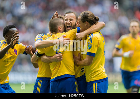 Vancouver, Canada. 24 settembre 2016. Celebrazione del gol segnato da Shkelzen Gashi (11) di Colorado Rapids. MLS Vancouver vs Colorado, B.C. Place Stadium. Punteggio finale 3-3. Credito: Gerry Rousseau/Alamy Live News Foto Stock