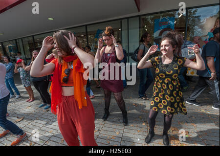 Londra, Regno Unito. Il 24 settembre 2016. I sostenitori di alloggiamento Focus E15 danza al party presso il settimanale street stallo in Stratford Broadway per celebrare il terzo anniversario della lotta contro il Newham consiglio. Il 29 giovani madri si fermò insieme per lottare contro la loro estromissione dal fuoco E15 hostel, rifiutando di accettare di essere spostato fuori Londra, lontano dalle famiglie e comunità e chiedendo di essere autorizzata a continuare a vivere nella zona che sapevano come home. La loro campagna vivace costretto a Newham rehouse localmente, ma continuano a campagna per altri, provocando problemi di pulizia sociale e Foto Stock