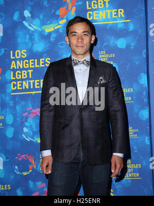 WEST HOLLYWOOD, CA - 24 settembre: Conrad Ricamora assiste il Los Angeles Centro LGBT del XLVII anniversario gala Premi Vanguard al Pacific Design Center il 24 settembre 2016 in West Hollywood, California. (Credit: Parisa Afsahi/MediaPunch). Foto Stock