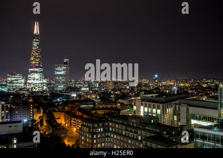 Londra, Regno Unito. 24Sep, 2016. Vista notturna della città di Londra per la Tate Modern Switch House e il Municipio. Credito: Alberto Pezzali/Alamy Live News Foto Stock