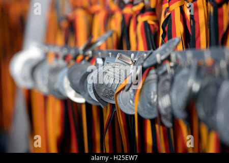 Berlino, Germania. Xxv Sep, 2016. Medaglie in attesa per i partecipanti della XLIII la maratona di Berlino a Berlino, Germania, 25 settembre 2016. Foto: MAURIZIO GAMBARINI/dpa/Alamy Live News Foto Stock