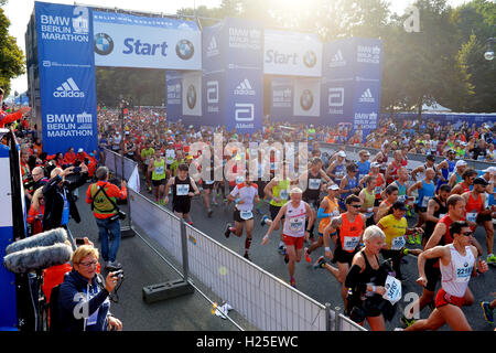 Berlino, Germania. Xxv Sep, 2016. Numerosi partecipanti a partire da LA XLIII la maratona di Berlino a Berlino, Germania, 25 settembre 2016. Foto: MAURIZIO GAMBARINI/dpa/Alamy Live News Foto Stock