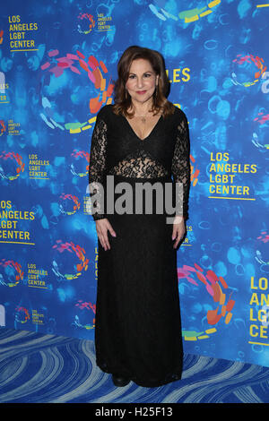 WEST HOLLYWOOD, CA - 24 settembre: Kathy Najimy assiste il Los Angeles Centro LGBT del XLVII anniversario gala Premi Vanguard al Pacific Design Center il 24 settembre 2016 in West Hollywood, California. (Credit: Parisa Afsahi/MediaPunch). Foto Stock