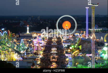 Monaco di Baviera, Germania. 24Sep, 2016. Vista dell'area dell'Oktoberfest a Monaco di Baviera, Germania, il 24 settembre 2016. Foto: ANDREAS GEBERT/dpa/Alamy Live News Foto Stock