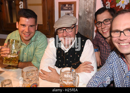 Monaco di Baviera, Germania. 24Sep, 2016. US-attore e regista Kevin Spacey (2 l) celebrare con gli organizzatori della 'bit & Pretzel' caso Felix Haas (l-r), Andreas Bruckschloegl e Lohmeier cristiana nella tenda della Kaefer al Oktoberfest a Monaco di Baviera, Germania, il 24 settembre 2016. Il 183rd Oktoberfest continua fino al 3 ottobre 2016. Foto: FELIX HOERHAGER/dpa/Alamy Live News Foto Stock