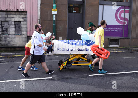 Nottingham, Regno Unito. Xxv Sep, 2016. Migliaia di corridori hanno preso parte alla Banca Ikano Robin Hood & maratona mezza maratona di oggi. La gara è iniziata e terminata sul Victoria Embankment a lato del fiume Trent. Credito: Ian Francesco/Alamy Live News Foto Stock