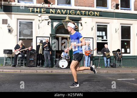 Nottingham, Regno Unito. Xxv Sep, 2016. Migliaia di corridori hanno preso parte alla Banca Ikano Robin Hood & maratona mezza maratona di oggi. La gara è iniziata e terminata sul Victoria Embankment a lato del fiume Trent. Credito: Ian Francesco/Alamy Live News Foto Stock