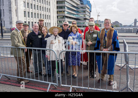 Londra, Inghilterra, Regno Unito. 24Sep, 2016. Freemen della città di Londra la dimostrazione del loro diritto di guidare le pecore attraverso il London Bridge e la raccolta di fondi per la carità del Ponte di Londra, Regno Unito. Credito: Vedere Li/Alamy Live News Foto Stock