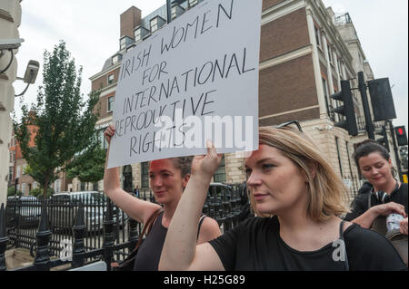 Londra, Regno Unito. 24Sep, 2016. Il pro irlandese-scelta gli attivisti è venuto a protestare presso l'Ambasciata polacca per mostrare solidarietà con le loro sorelle polacco davanti alla prospettiva di dure anti-leggi sull aborto. MPs polacco nel governo conservatore Diritto e Giustizia (PIS) parti di appoggio sono un disegno di legge presentato dall'arresto aborto lobby che renderebbe aborti tranne nei casi in cui la vita della madre era a rischio punibile da 3 a 5 anni di carcere. Credito: Peter Marshall / Alamy Live News Foto Stock