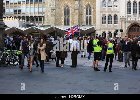 L'ultima domenica di settembre la perlacea re e regine di Londra Costermongers festeggiare la raccolta nel proprio stile unico presso la casa spirituale del Cockney, la chiesa di St Mary-le-arco sul Cheapside. La sfilata di un corteo di dignitari con goodies commestibile viene trasportato da barrow e asino carrello dalla Guildhall alla chiesa per un servizio speciale. La famosa Bow Bells sono registrata per l'evento. Foto Stock