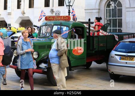 L'ultima domenica di settembre la perlacea re e regine di Londra Costermongers festeggiare la raccolta nel proprio stile unico presso la casa spirituale del Cockney, la chiesa di St Mary-le-arco sul Cheapside. La sfilata di un corteo di dignitari con goodies commestibile viene trasportato da barrow e asino carrello dalla Guildhall alla chiesa per un servizio speciale. La famosa Bow Bells sono registrata per l'evento. Foto Stock