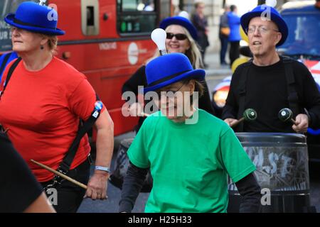 L'ultima domenica di settembre la perlacea re e regine di Londra Costermongers festeggiare la raccolta nel proprio stile unico presso la casa spirituale del Cockney, la chiesa di St Mary-le-arco sul Cheapside. La sfilata di un corteo di dignitari con goodies commestibile viene trasportato da barrow e asino carrello dalla Guildhall alla chiesa per un servizio speciale. La famosa Bow Bells sono registrata per l'evento. Foto Stock