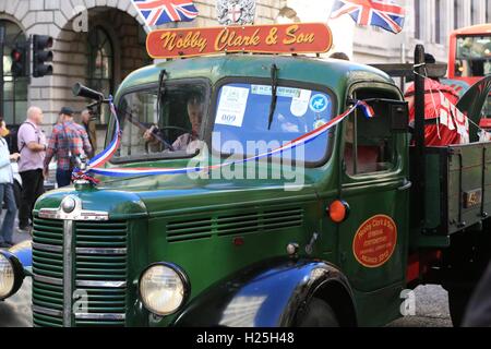 L'ultima domenica di settembre la perlacea re e regine di Londra Costermongers festeggiare la raccolta nel proprio stile unico presso la casa spirituale del Cockney, la chiesa di St Mary-le-arco sul Cheapside. La sfilata di un corteo di dignitari con goodies commestibile viene trasportato da barrow e asino carrello dalla Guildhall alla chiesa per un servizio speciale. La famosa Bow Bells sono registrata per l'evento. Foto Stock