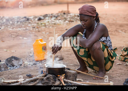 Ospedale Ribaue, Ribaue, Nampula Provincia, Mozambico, Agosto 2015: Maria Albino la figlia ventenne Elsa e sua sorella Louisa cucinare il cibo per Maria, foto di Mike Goldwater Foto Stock