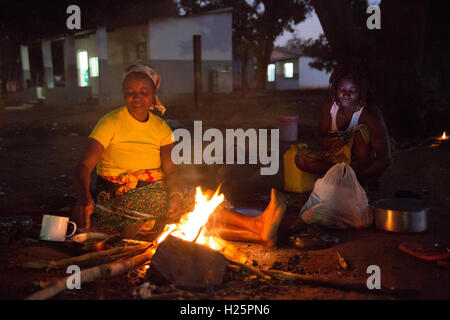 Ospedale Ribaue, Ribaue, Nampula Provincia, Mozambico, Agosto 2015: cottura di alimenti acquistati in precedenza che giorno nel mercato. Foto di Mike Goldwater Foto Stock