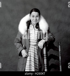 In bianco e nero ritratto in studio di un Inuit donna che indossa abiti tradizionali Iqaluit, Nunavut, Canada Foto Stock