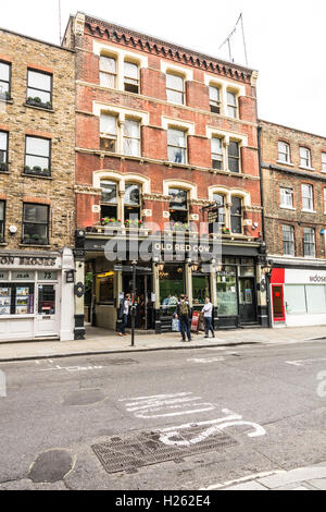 La vecchia casa pubblica Red Cow su Long Lane, Smithfield, Londra, EC1, Foto Stock