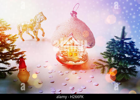 Anno nuovo scenario. Giocattoli: capanna, cavallo e albero di Natale Foto Stock