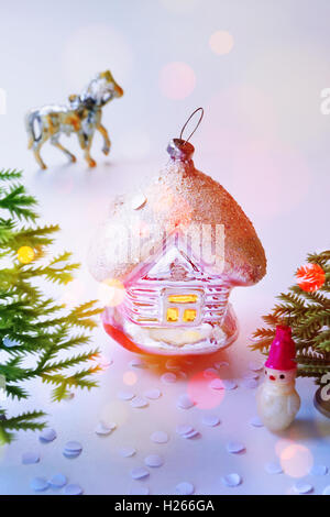 Magico natale. Giocattoli: capanna, cavallo e albero di Natale Foto Stock