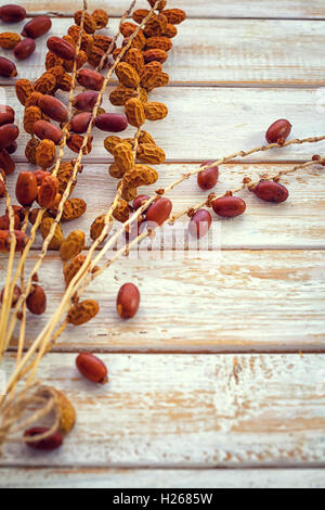Date in bianco sullo sfondo di legno Foto Stock