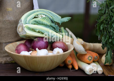 Ortaggi raccolti in una ciotola di legno Foto Stock