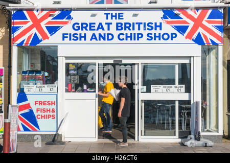 Tradizionale negozio di pesce e chip britannico Torquay Devon Inghilterra Regno Unito GB Europa Foto Stock