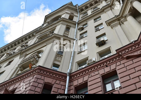 Mosca, Russia - Marzo 14, 2016. Case architettura stalinista sull'anello di giardino Foto Stock