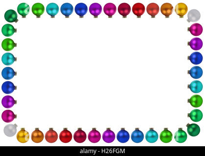 Le palle di Natale baubles decorazione colorata telaio copia copyspace confine dello spazio in una riga isolata su uno sfondo bianco Foto Stock