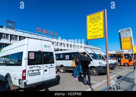 Mosca, Russia - aprile 04.2016. Shchelkovo alla stazione degli autobus e bus sul Piazza Foto Stock