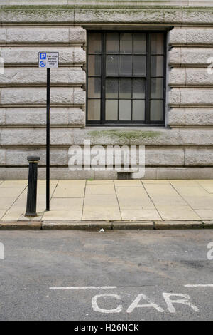 Vuoto parcheggio su strada spazio riservato per automobile club solo per i membri, Birmingham, Regno Unito. Foto Stock