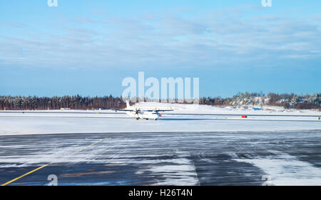 Piano passeggero va sulla pista innevata campo. Aeroporto di Turku in inverno, Finlandia Foto Stock