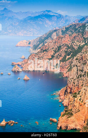 Corsica del sud. Verticale paesaggio costiero. Il golfo di Porto, vista dal Capo Rosso Foto Stock