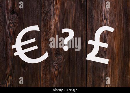 Carta Moneta segni, Sterlina vs Euro. Abstract immagine concettuale Foto Stock