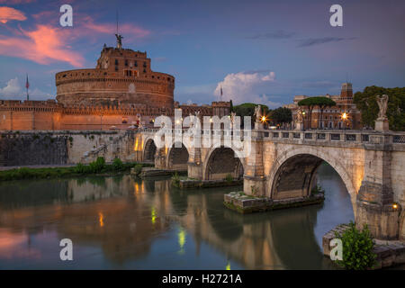 Roma. Immagine del castello di Santo Angelo e di Santo Angelo ponte sopra il fiume Tevere a Roma al tramonto. Foto Stock