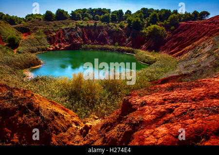 Cava di bauxite con il lago a Otranto in Puglia Foto Stock