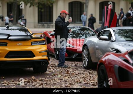 Chevrolet Camaro (a sinistra in giallo), McLaren (al centro in rosso) e Aston Martin DB11 (centro in argento) vetture sportive durante le riprese del film Transformers: l'Ultimo Cavaliere, sul Mall a Londra. Foto Stock