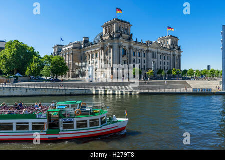 Crociera sul Fiume barca sul fiume Spree di fronte al Reichstag, nel quartiere Mitte di Berlino, Germania Foto Stock