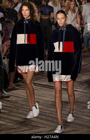 NEW YORK, NY - Settembre 09, 2016: Binx Walton (R) cammina la pista di Tommy Hilfiger sfilata Donna Foto Stock
