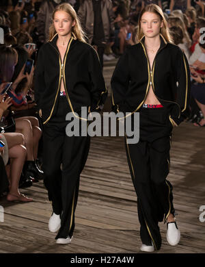 NEW YORK, NY - Settembre 09, 2016: Roos Abels (R) cammina la pista di Tommy Hilfiger sfilata Donna Foto Stock
