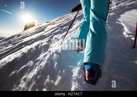 Sciatore va in salita per la montagna di neve Foto Stock