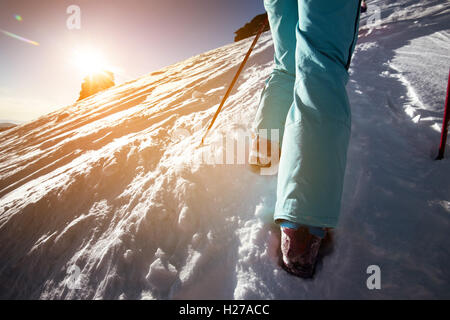 Sciatore va in salita per la montagna di neve Foto Stock