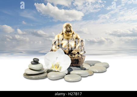 Buddha Sorridente,zen stone,fiori di orchidea bianchi e il cielo si riflette in acqua Foto Stock