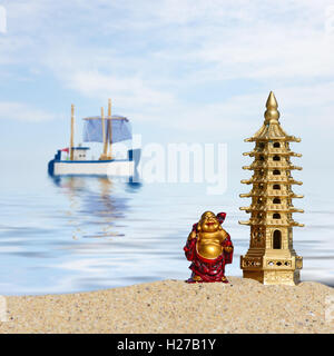 Buddha Sorridente e sette piani pagoda in sabbia. Simbolo di buona fortuna e prosperità in arredate in stile Feng Shui Foto Stock