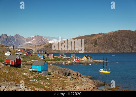 Insediamento di Kulusuk su Torsuut Tunoq suono, est della Groenlandia Foto Stock