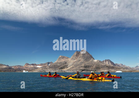 Sea kayakers pagaiando su Sammileq fiordo Ammassalik, Isola, est della Groenlandia Foto Stock